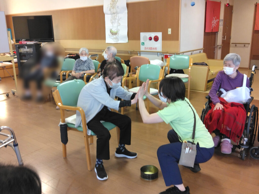 【通リハ】お手玉を使った とばしてキャッチゲーム🕊️✨